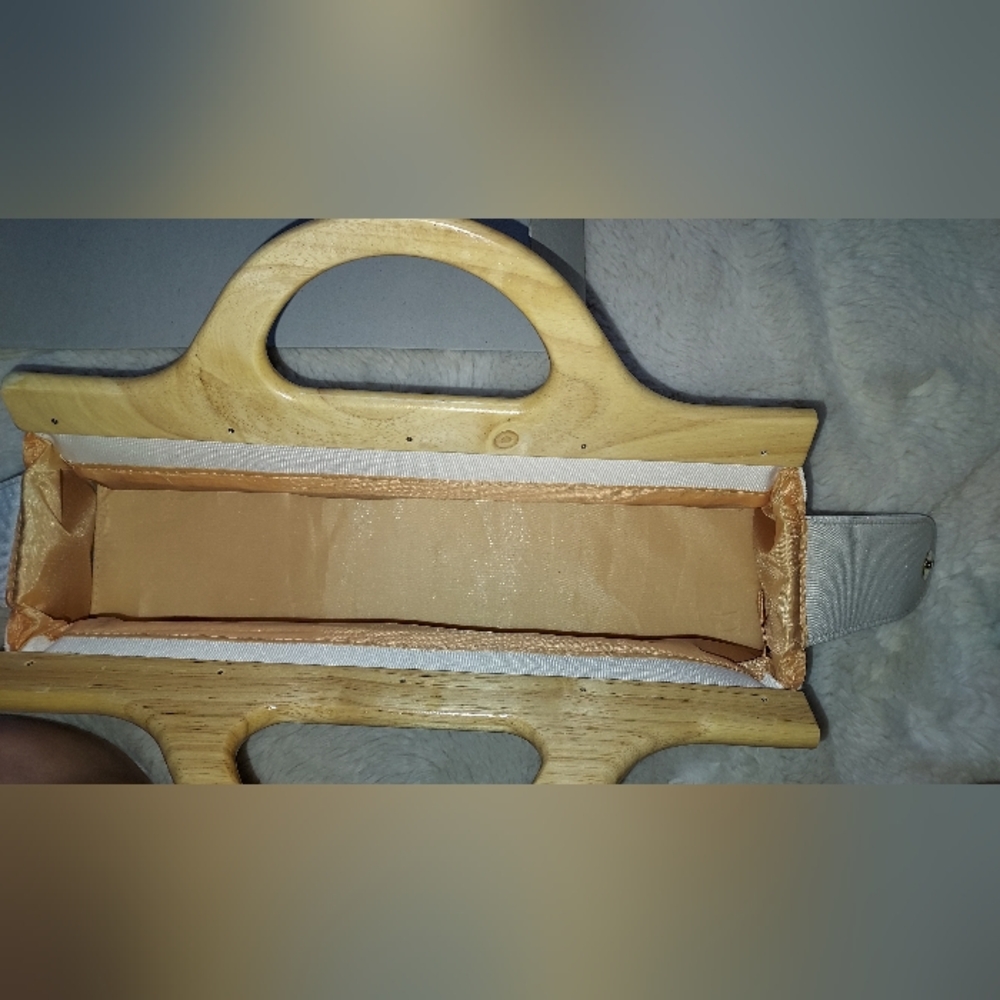 Vintage Cream Handbag with Wooden Handles - Picture 4 of 10